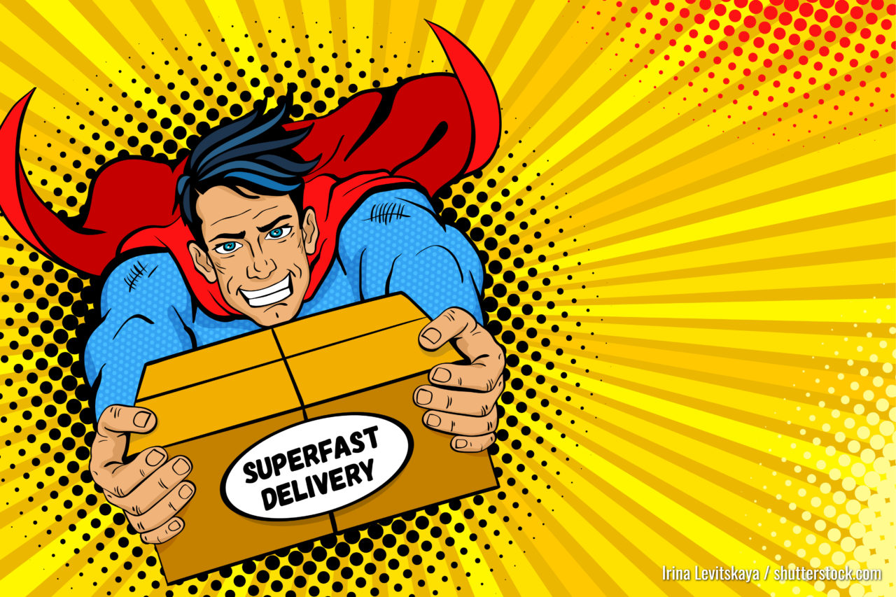 Pop Art Superheld. Junge gut aussehende glückliche Mann in einer Superheldenkostüme Fliegen, die große Schachtel mit superschnellem Liefertext halten. Vektorgrafik im Retro-Pop-Art-Comic-Stil. Lieferpostvorlage.