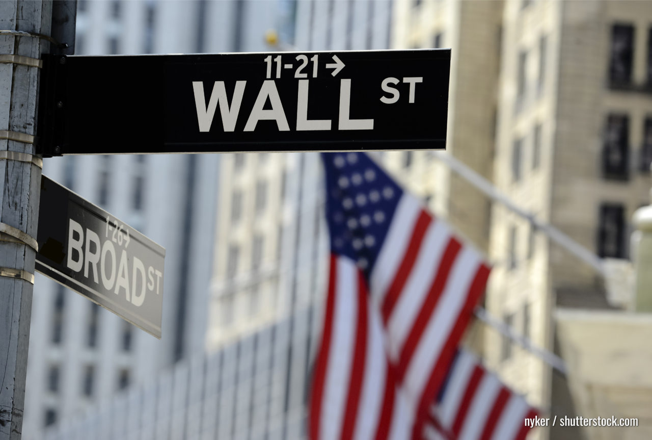 Wall Street Schild mit Fokus auf Schild, unscharfer amerikanischer Hintergrund