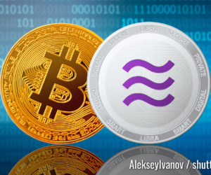 Libra- und Bitcoin-Münzen auf binärem Hintergrund; Facebook-Bibliotheken und Bitcoin-Kryptowährung